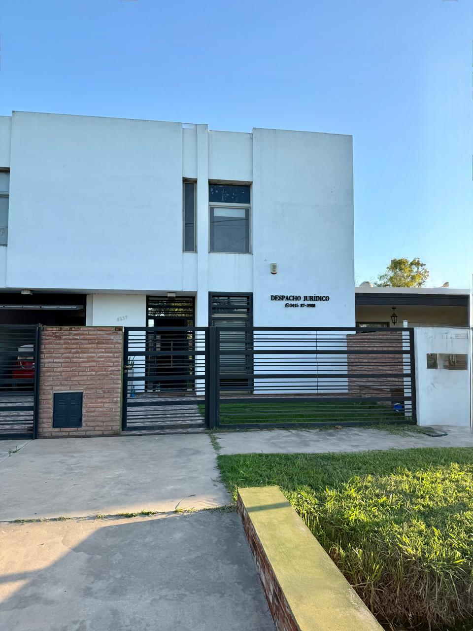 Vista frontal del estudio jurídico Zalazar & Paredes y su entorno urbano en La Carolina, Santa Fe