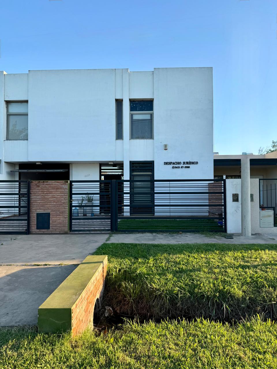 Detalle ampliado del acceso principal y cartelería del estudio Zalazar & Paredes