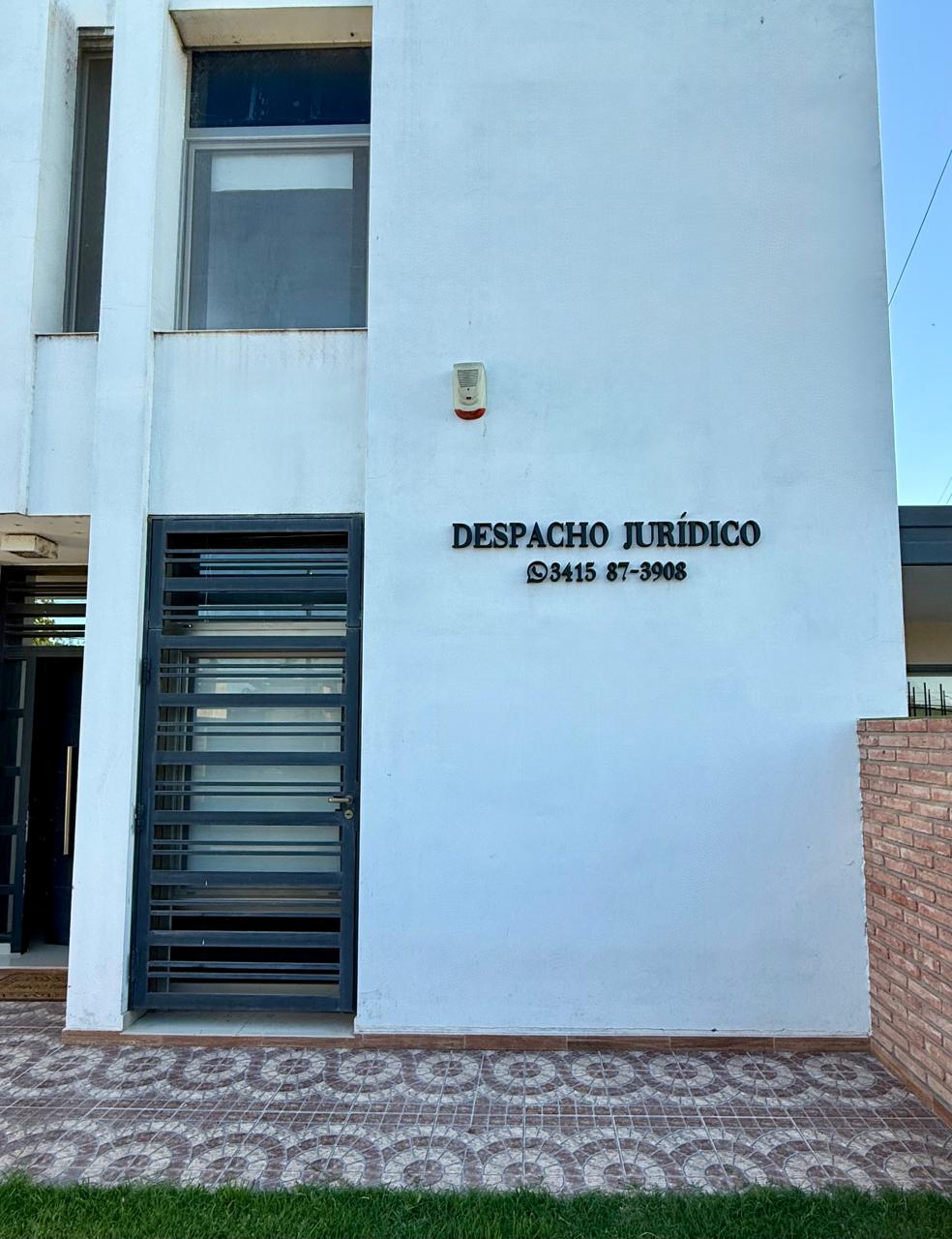 Vista del frente del estudio jurídico Zalazar & Paredes con acceso y reja metálica